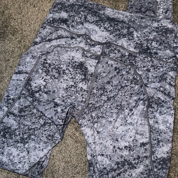 Lululemon leggings with pockets - Picture 3 of 6